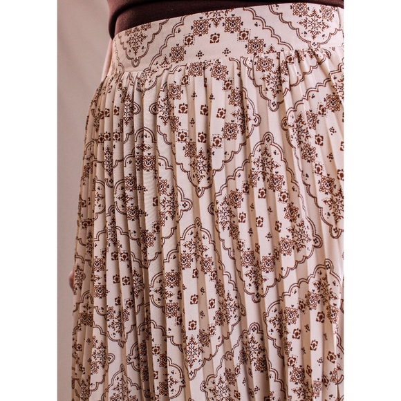 Pleated midi length skirt with boho prints - Picture 5 of 9